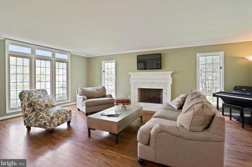 9111 Meadowcreek Ln, Lorton VA  22079-3238 exterior