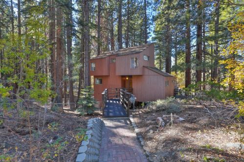 3820 Needle Peak Rd, South Lake Tahoe, CA 96150-8786