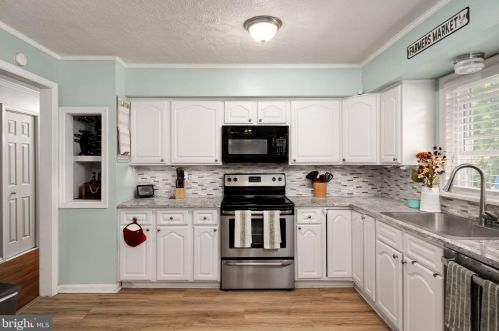 16 Church St, Lovettsville, VA 20180-8503