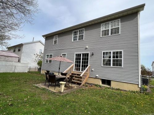 20 Dogwood Dr, Middletown NY 10940-1801 exterior