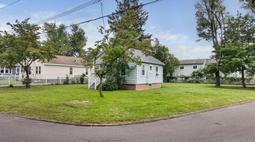 4 Eaton St, North Haven, CT 06473-3606