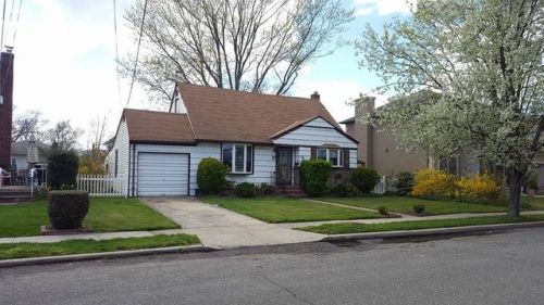 17 Scherer St, Bethpage, NY 11714-4312