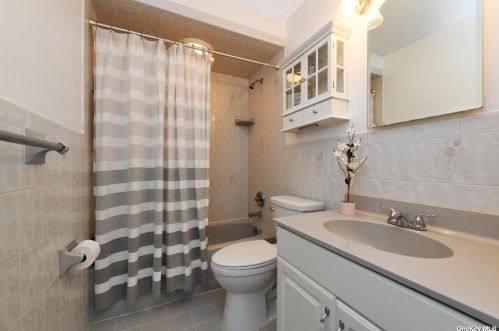 612 3rd Ave, Elwood NY  11731-3435 exterior