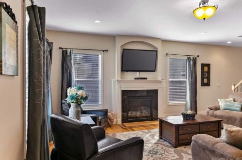 14 Great Plain Dr, Plainville, CT 06062-1569