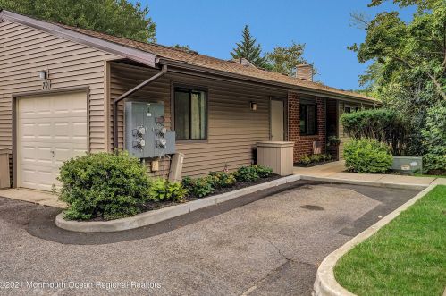 70 Falmouth Ct, Tinton Falls, NJ 07701-5404