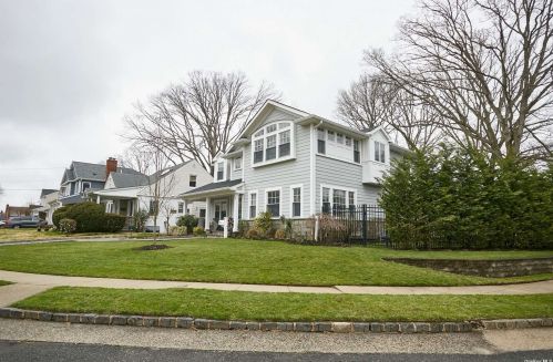 18 Pinewood Ln, New Hyde Park, NY 11040-3321