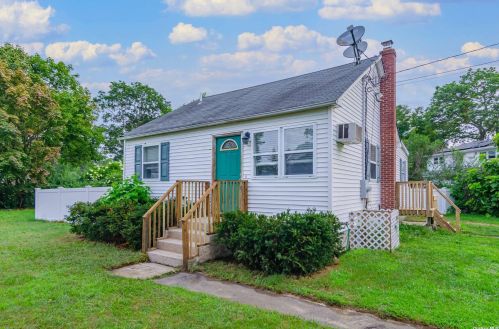 21 4th St, Holbrook, NY 11741-1401