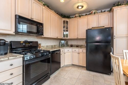 30 Surrey Ln, Flemington NJ  08822-1588 exterior