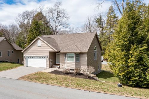 1 Pinecrest Cir, Newton, NH 03858