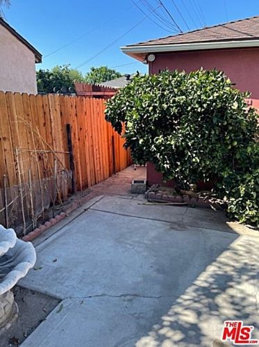 10515 Montara Ave, South Gate CA  90280-5614 exterior