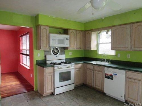 15 Capital Dr, Washingtonville NY  10992-1301 exterior