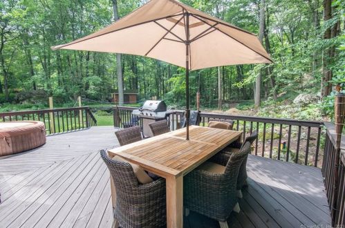 29 Carriage House Dr, Danbury CT  06810-8206 exterior