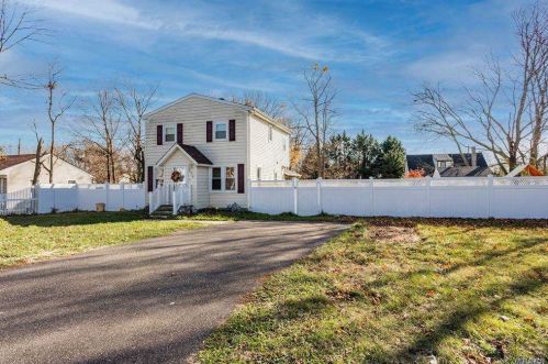 130 Smith St, Bayshore, NY 11706-4127