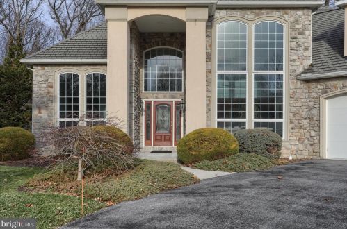 1059 Derry Woods Dr, Hummelstown, PA 17036-9716