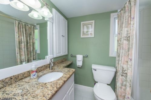 21 Lagoon Trl, Kinnelon NJ  07405-3310 exterior