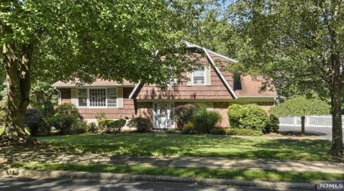 14 Academy Cir, Oakland, NJ 07436-2625