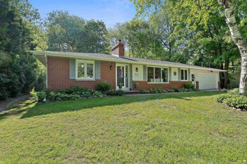 910 Country Club Rd, Green Bay, WI 54313-4917