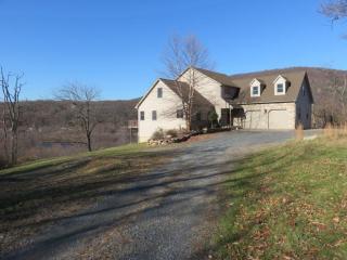 1203 Riverview Dr, Walnutport, PA 18088-9119