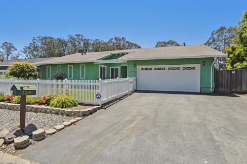 2016 Avignon Pl, Princeton By The Sea, CA 94019-1431