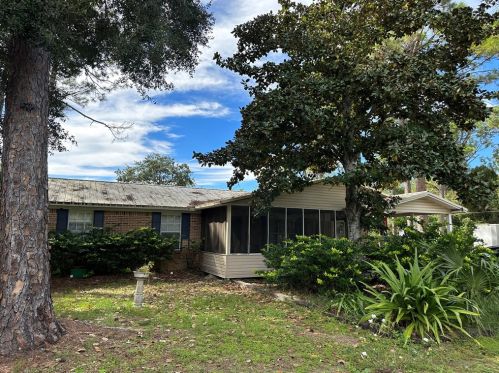 35 Franklin St, Saint George Island, FL 32328-3301