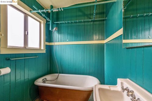 4327 Essex St, Oakland CA 94608-1216 exterior