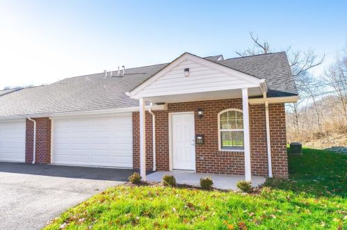 106 Aiden Ln, New Kensington, PA 15068