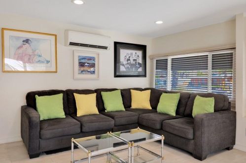 70 Santa Monica St, Palm Springs CA  92264-5257 exterior