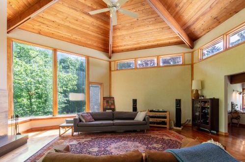 9740 Lake Dr, Milwaukee WI  53217-6102 exterior