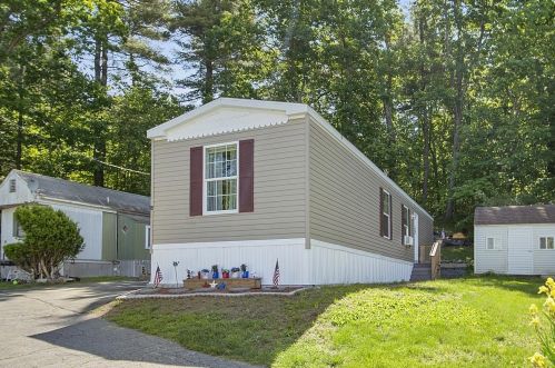 100 Rockingham Rd, Derry NH  03038-4118 exterior