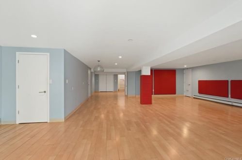 4750 Iselin Ave, Bronx NY  10471-2914 exterior