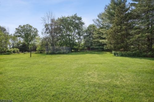 1095 Mayflower Ct, Martinsville NJ  08836-2326 exterior
