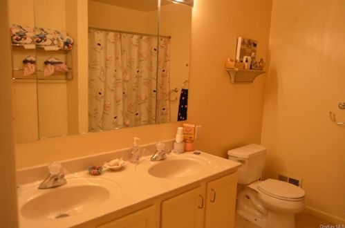 2 Drake Ln, White Plains NY  10607-2215 exterior