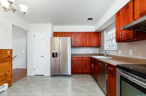 35 Reggie Dr, New Hamburg, NY 12590-4227