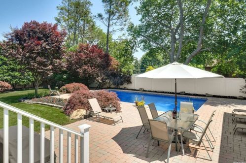 3 Lorijean Ln, Elwood NY  11731-4009 exterior