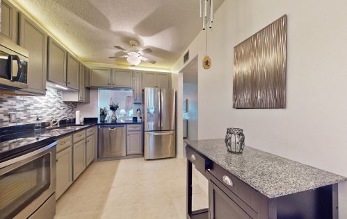 402 Grv Isle Cir, Vero Beach FL 32962-8507 exterior