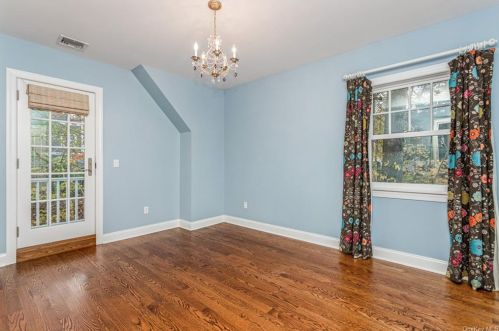 215 Locust Rd, Pleasantville NY  10570-3723 exterior