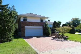 616 Duke St, Westbury, NY 11590-1317