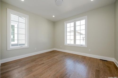 161 Lucille Ave, Floral Park NY  11003-2723 exterior