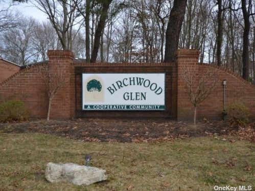 21 Glen Hollow Dr, Holtsville NY  11742-2404 exterior