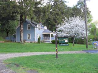 605 Church St, Amston, CT 06231-1608