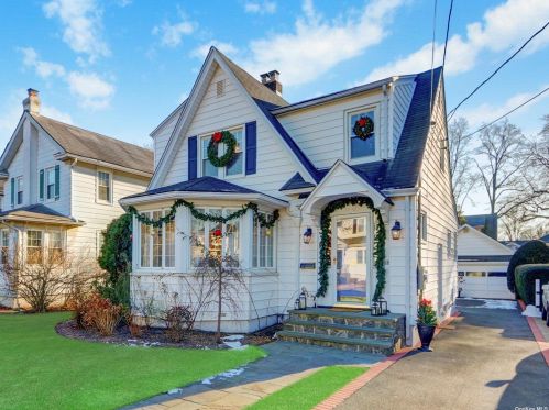 68 Dartmouth St, Rockville Centre, NY 11570-2413