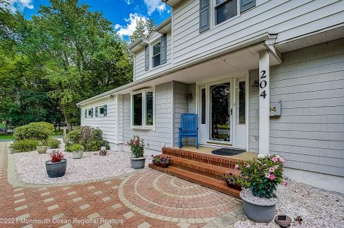204 Stonehurst Blvd, East Freehold, NJ 07728-2748