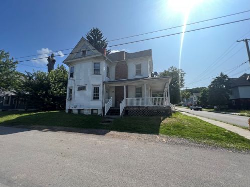 727 Court St, New Castle, PA 16101-3454