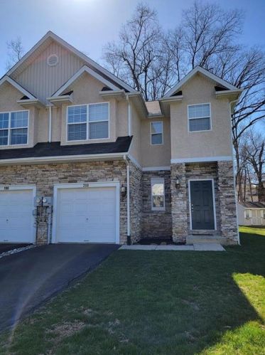 200 Maple Ct, Alburtis, PA 18011-9596