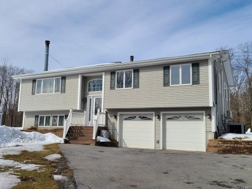 25 Fair Oaks Rd, Middletown, NY 10940-6278
