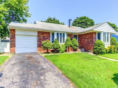23 Sunburst Dr, Deer Park, NY 11729-6822