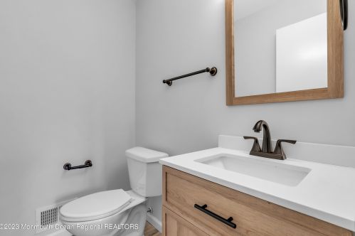 21 Kenneth Dr, Tinton Falls NJ  07712-2824 exterior