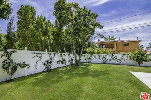 5143 Newcastle Ave, Van Nuys CA  91316-3512 exterior