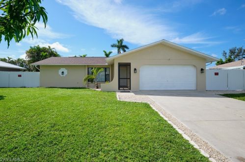 422 19th St, Cape Coral, FL 33990-2277
