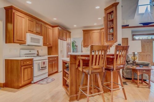 223 Castlewood Dr, Kensington CT  06037-2951 exterior